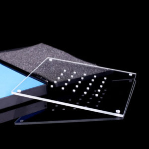 QPL71 B270 Glasplatte Kundenspezifische quadratische Linse mit Loch 140 × 140 × 3 mm05